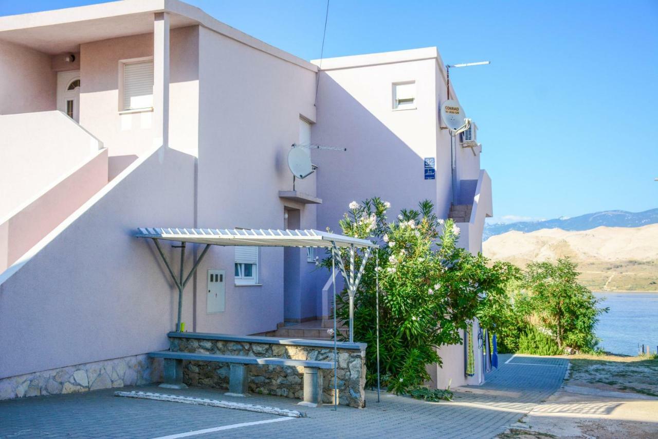 Apartmani Prvi Red Do Mora Pag Town Εξωτερικό φωτογραφία